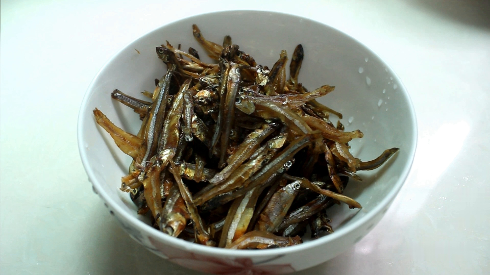 吃不起猪肉,炒一盘小鱼仔吃也不错,又香又辣,别有一番风味哦