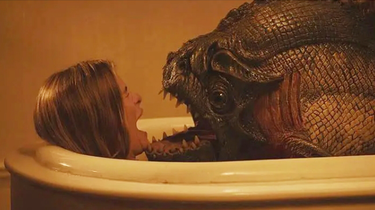 影视:美女正在洗澡,变异食人鱼竟从浴缸水龙头钻出,吓得魂没了