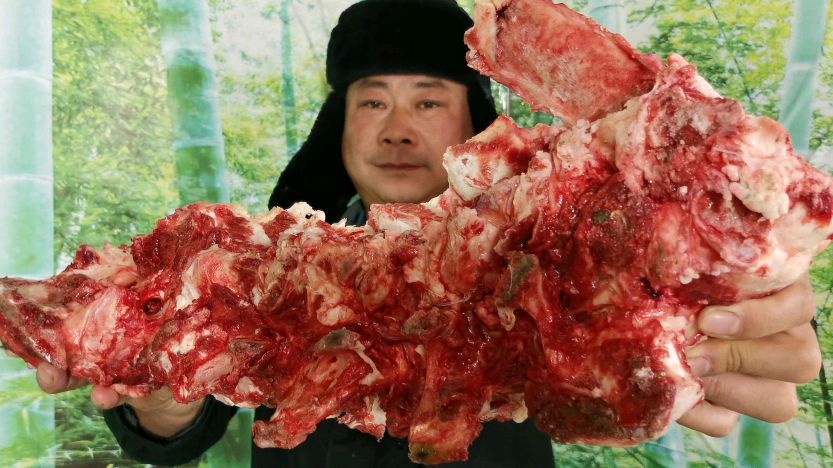 炖1整根牛脖子骨,配1瓶老干妈牛肉酱,啃着骨头喝着汤,幸福满满