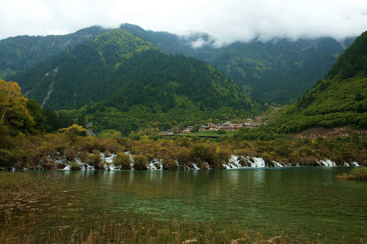 2011年10月01日,四川省阿坝藏族羌族自治州,九寨沟秋色.***_***拍摄时