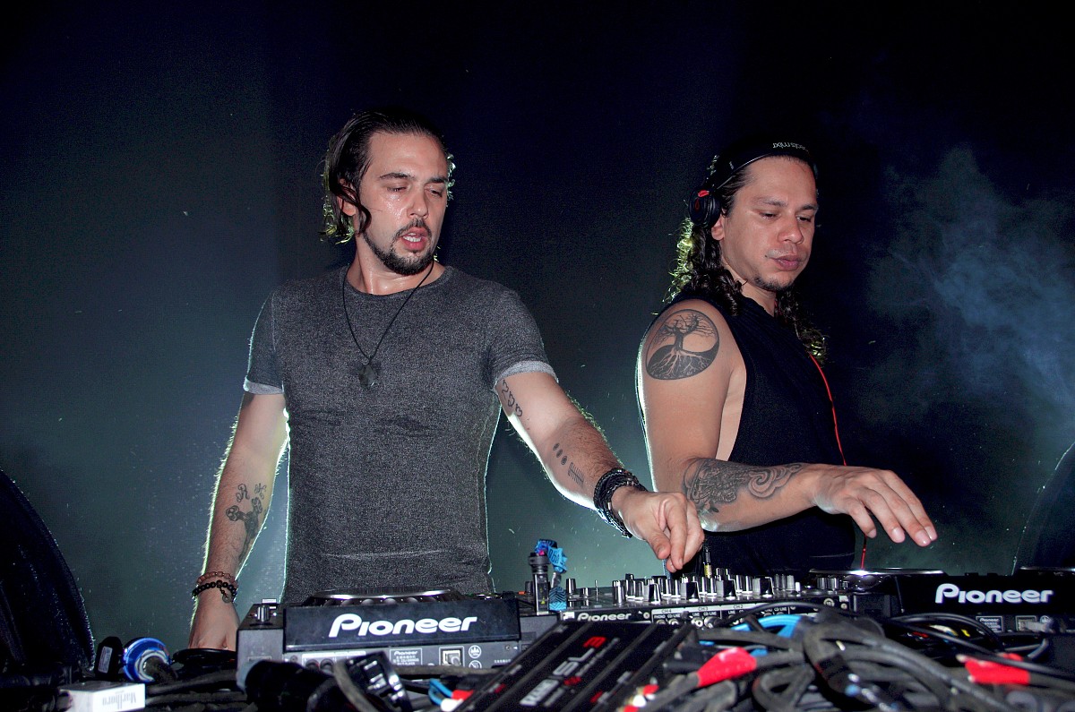 DJ Athena Intro: Electrifying Beats & Captivating Rhythms