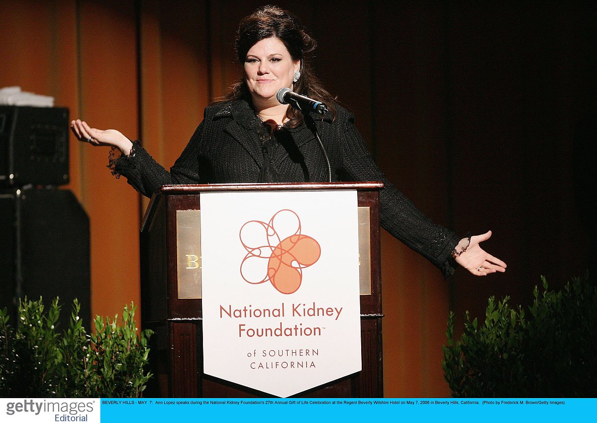 Suppose you are a journalist and prepare to interview Alice MunroPlease write an interview outline including interview target and related information interview purposes and topicsspecific interview ti