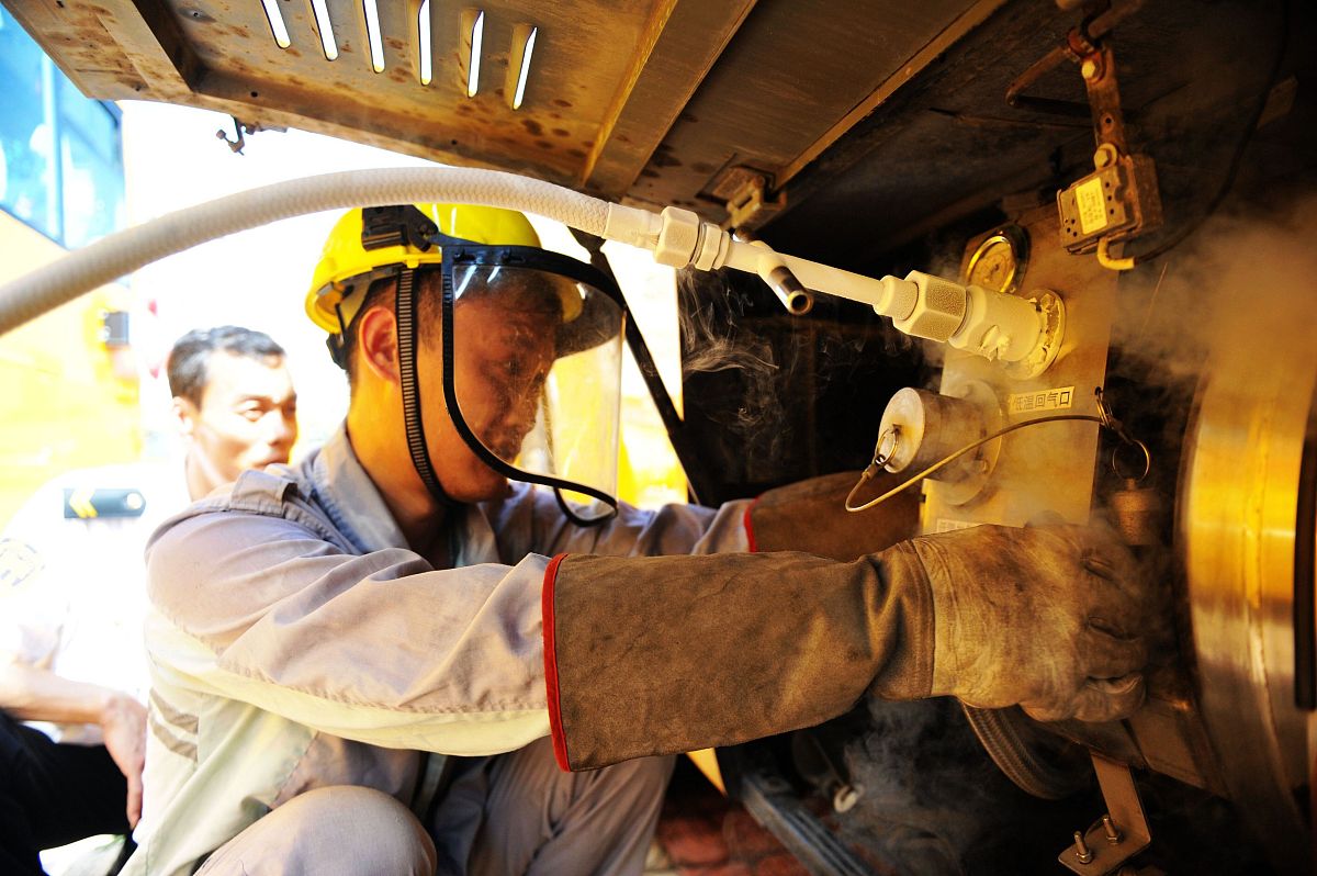 LNG储气罐审批流程：建设项目许可、环境评估、安全监管和质量检验
