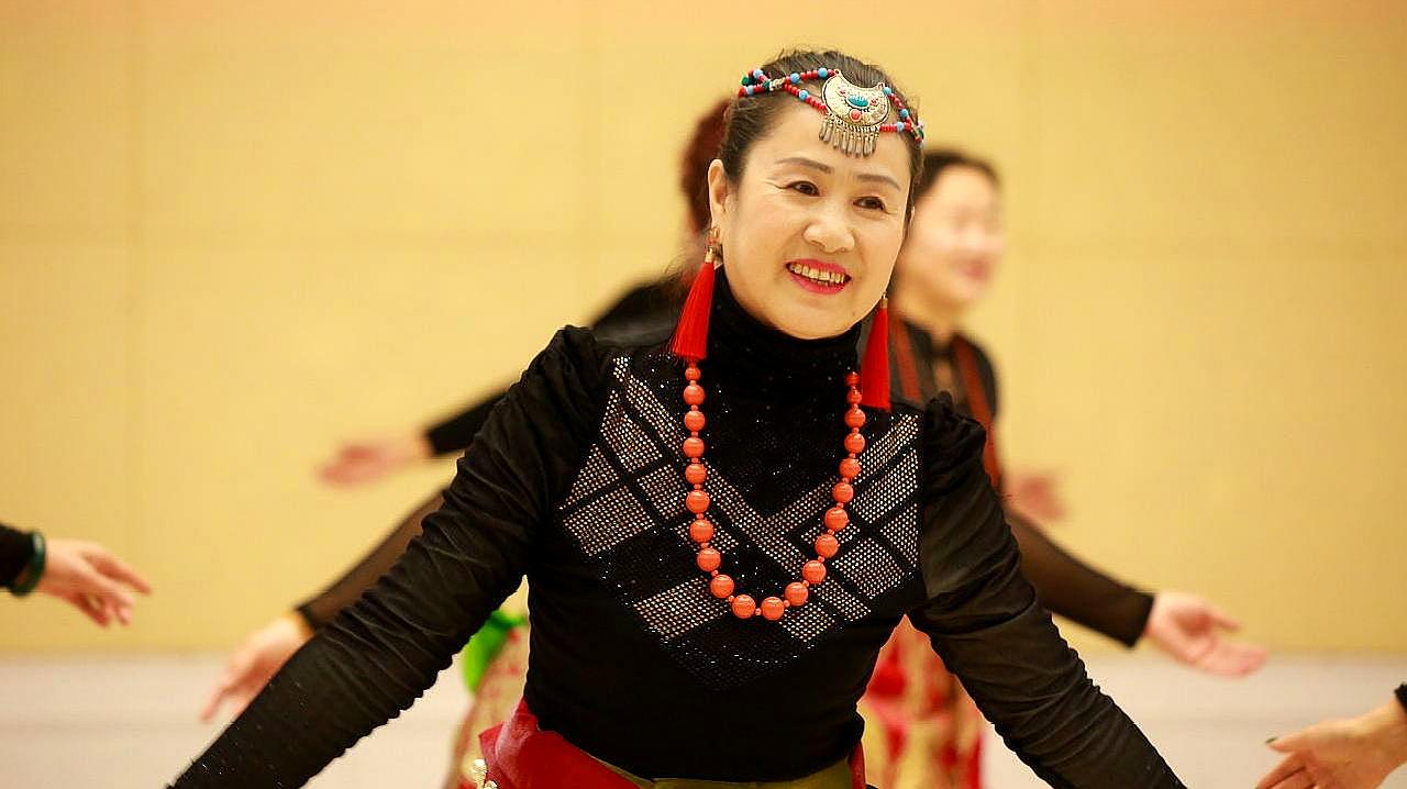 锅庄舞《月光下的爱恋》旋律悠扬，洋溢着浓郁的藏族特色，非常美