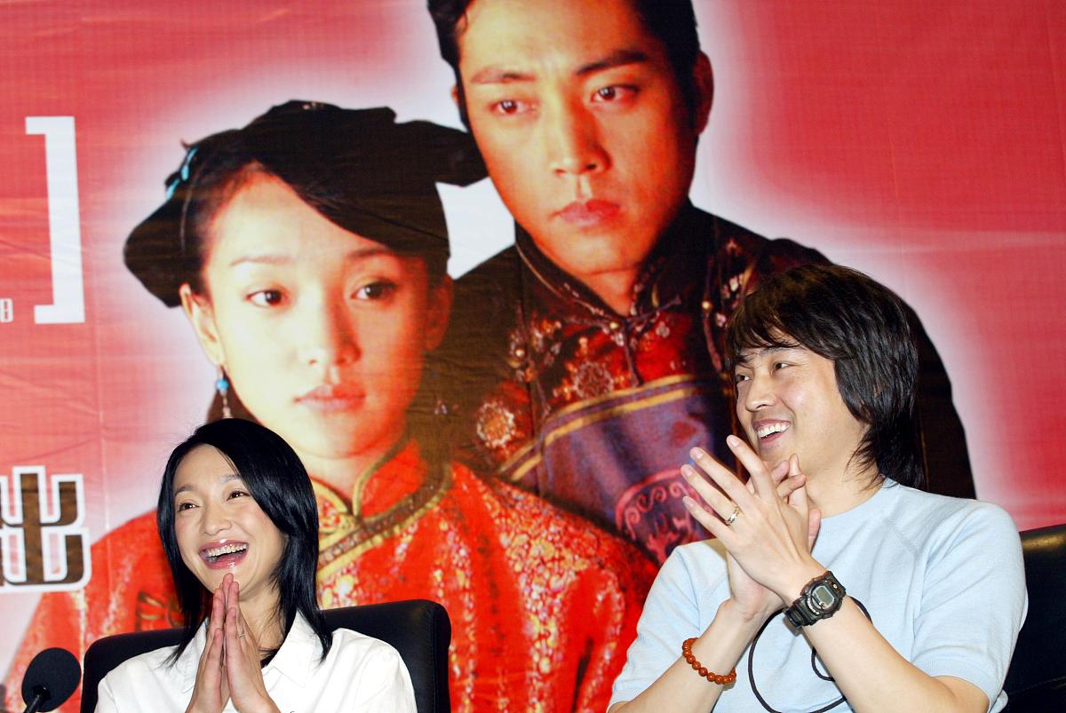 2003年7月2日,电视剧《买办之家》杭州记者会.主演周迅与吴军.+++_+++