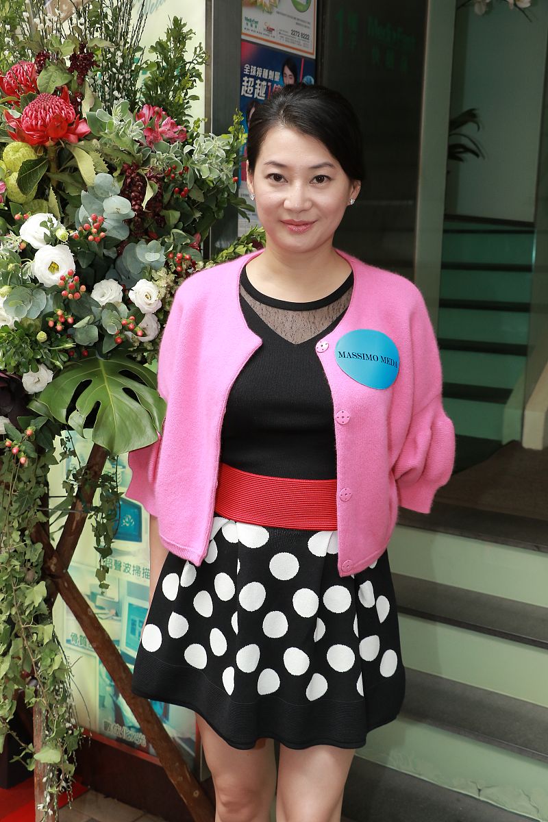 李海燕26岁女性描写一下李海燕的容貌和身体特征要有青春和性感