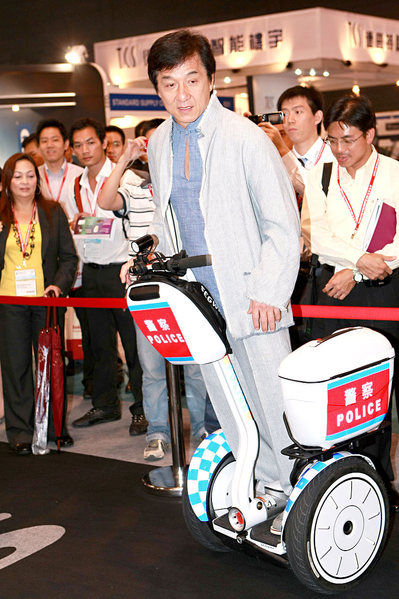 2008年6月4日,香港,成龙出席其代理的segway电动车推介活动.+++_+++成