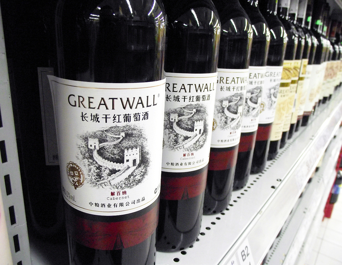 格狮马赤霞珠珍藏干红葡萄酒1介绍该款葡萄酒的基本情况价格：168元净含量：750ml酒精度：14VOL产地：来自智利迈坡山谷——智利葡萄种植的发源地被称为 南美洲的波尔多该酒呈现强烈的紫红色并伴有醇厚的浆果类香气酒体饱满。2介绍竞争品牌的基本情况①长城四星赤霞珠干红葡萄酒价格：159元净含量：750ml酒精度：13VOL产地：沙城产区怀涿盆地——理想葡萄种植区砂砾型土壤光照充足；昼夜温差大降雨量少