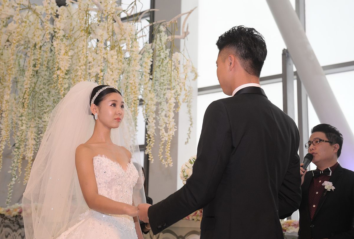博士师妹结婚 已经答应去参加婚礼 但是现在不想去了 不去的话 博士师妹会打死我的 我该怎么回复她