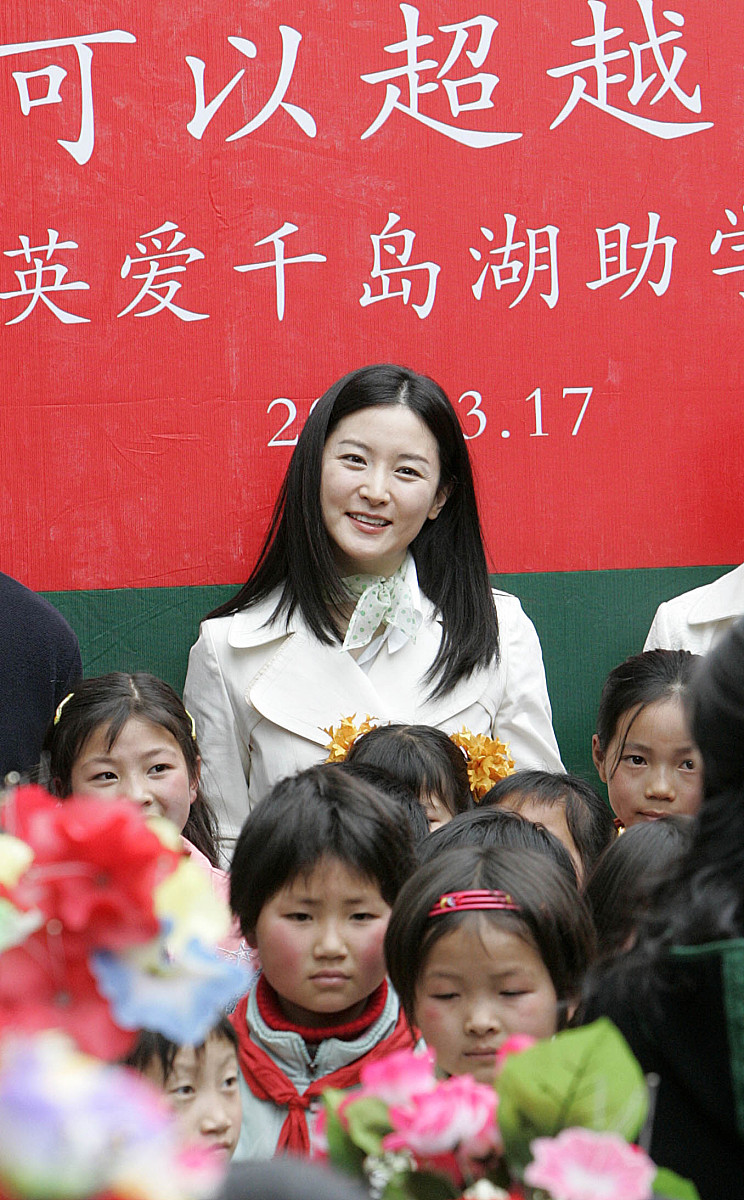 2006年3月17日,杭州,韩国著名女星李英爱来到千岛湖,将5万美金捐助给