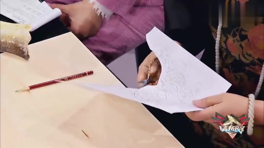 鱼皮画大师现场制作“福”字鱼皮画,精美程度让人赞叹,美爆了