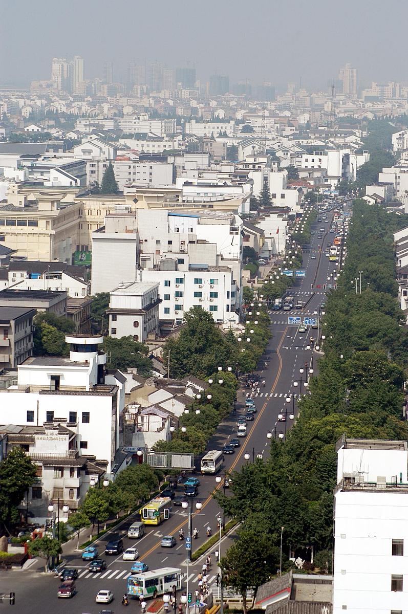 2004年6月26日,苏州古城区"三纵四横四段"共21条道路改造中所涉及的路