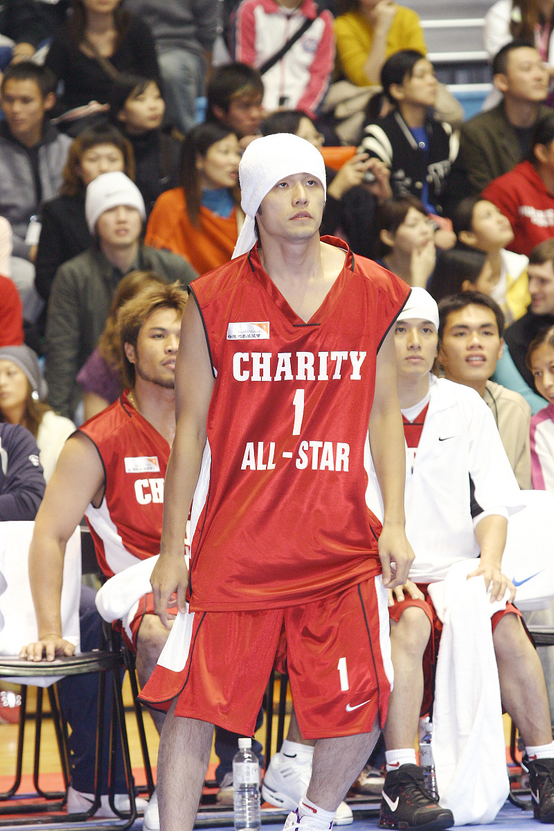 2004年12月9日,台北,一项为世界上贫苦儿童筹募基金的慈善篮球明星赛