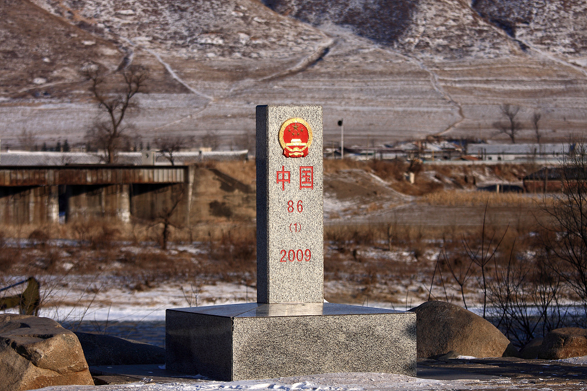***_***2012年12月04日,吉林省延边朝鲜族自治州,中国边境86号界碑.++