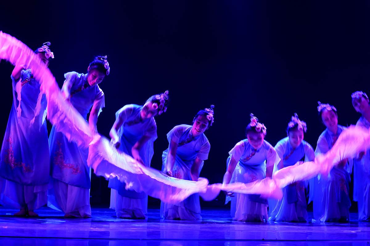 300字写从动作音乐美术种类主题思想赏析中国古典舞大型组舞《黄河》