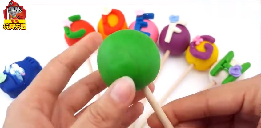 用绿色B的彩泥制作可爱的小鱼吧