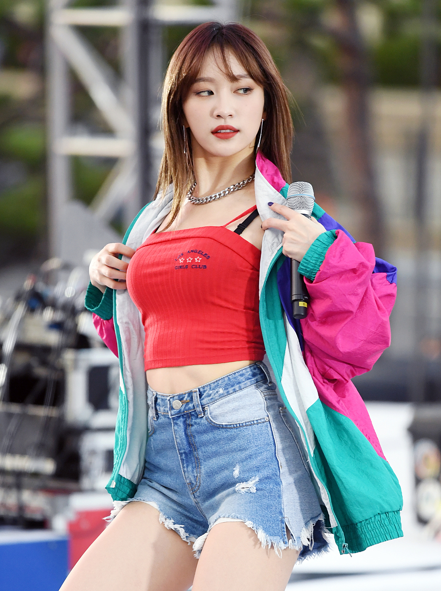 2018年6月18日,韩国首尔,球迷为世界杯加油.***_***exid(hani) poses 