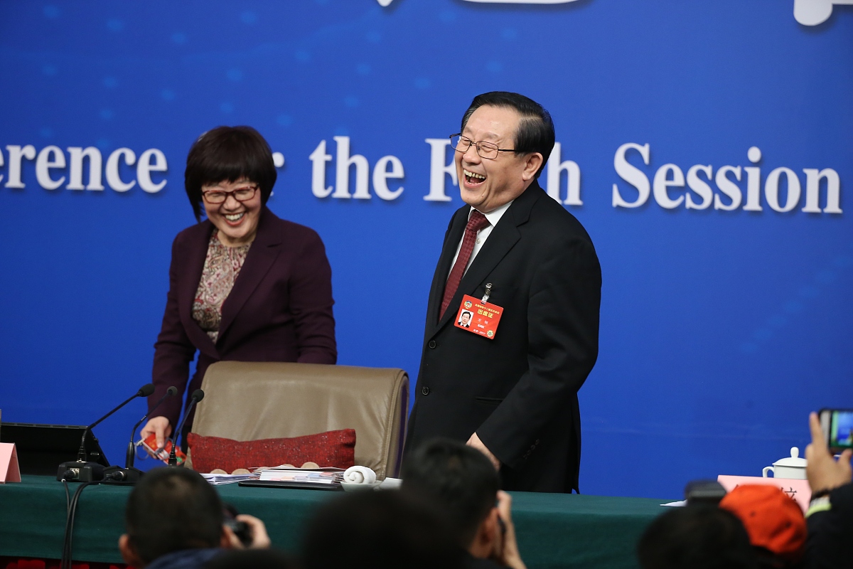 男子找不到球鞋求助妻子：生活中的小确幸与微妙情感