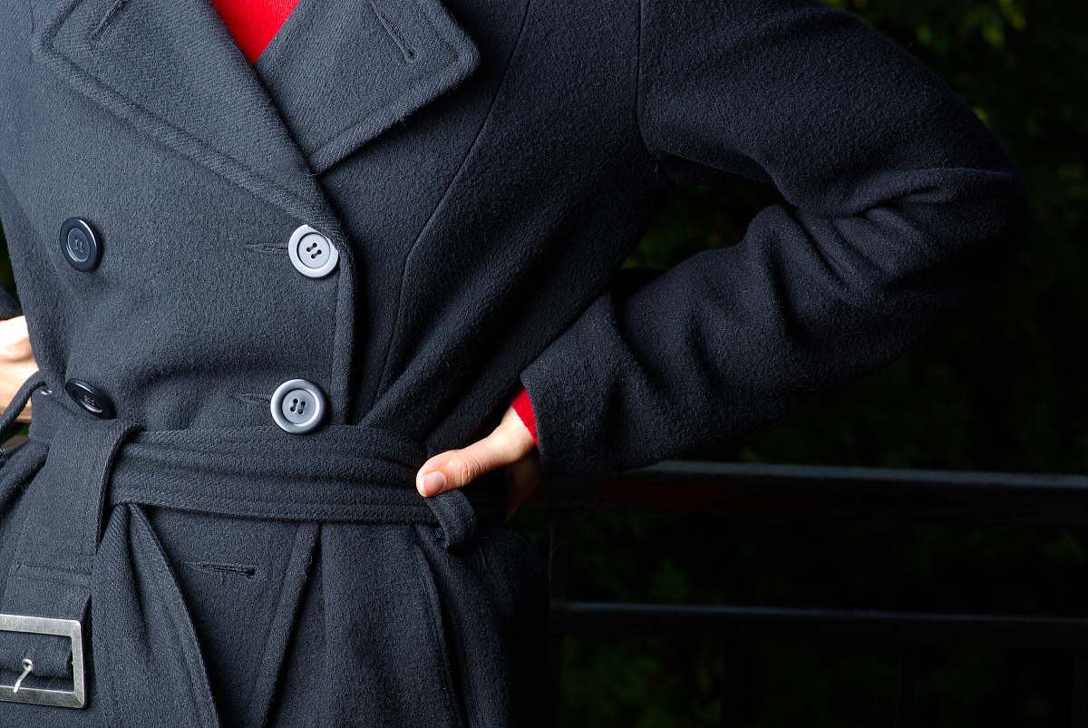 用美式英语写3条关于Youth Zipper Thicken Hooded Collar Solid Color Casual Black Cotton Jacket产品的正面评论。内容附带评论标题评论单词数量小于40个单词。