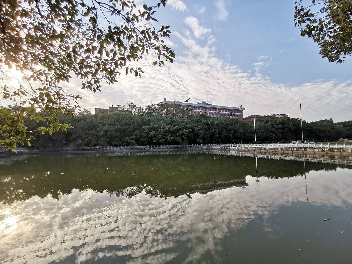 南华大学雨母校区镜湖：校园中心的美丽风景线