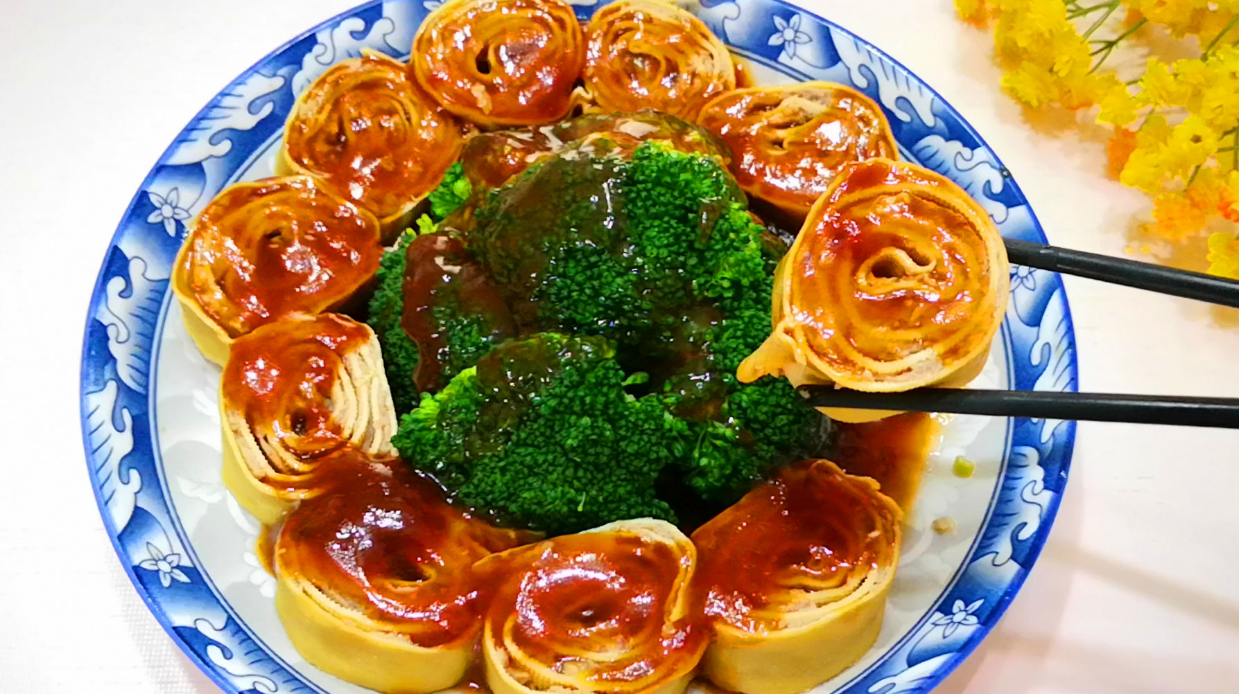 西兰花和干豆腐一起做,原来这么好吃,不炒不凉拌,比红烧肉还香