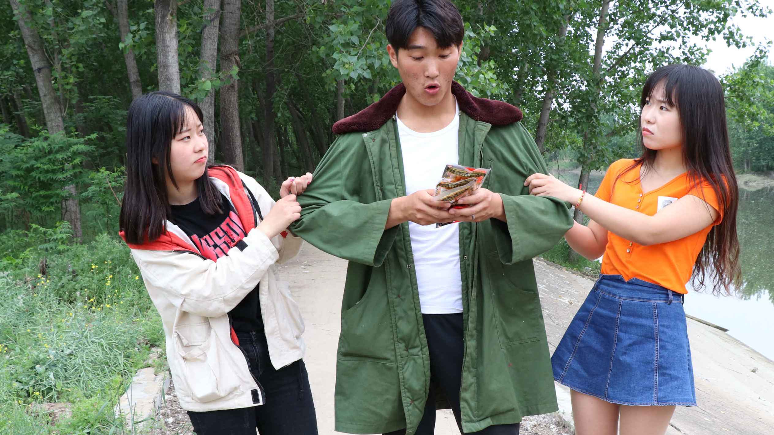 #搞笑视频#两个美女为争一个农村小伙,比赛吃辣条,谁吃的多小伙归谁,结局太有意思了