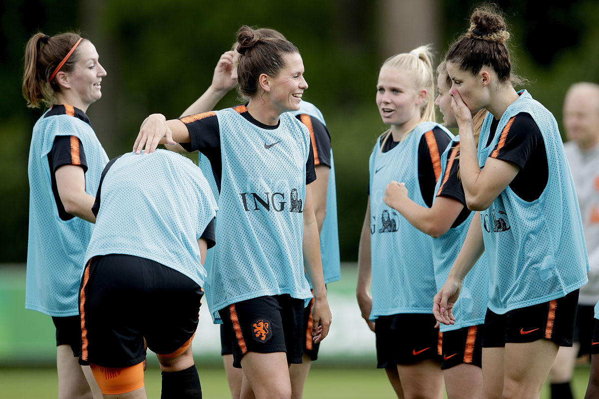 Jacks arm was aching because of playing football yesterday He hadnt told his parents about this He was sent to school Suddenly Lucys mother received a call from Jacks headteacher It came out that Jack