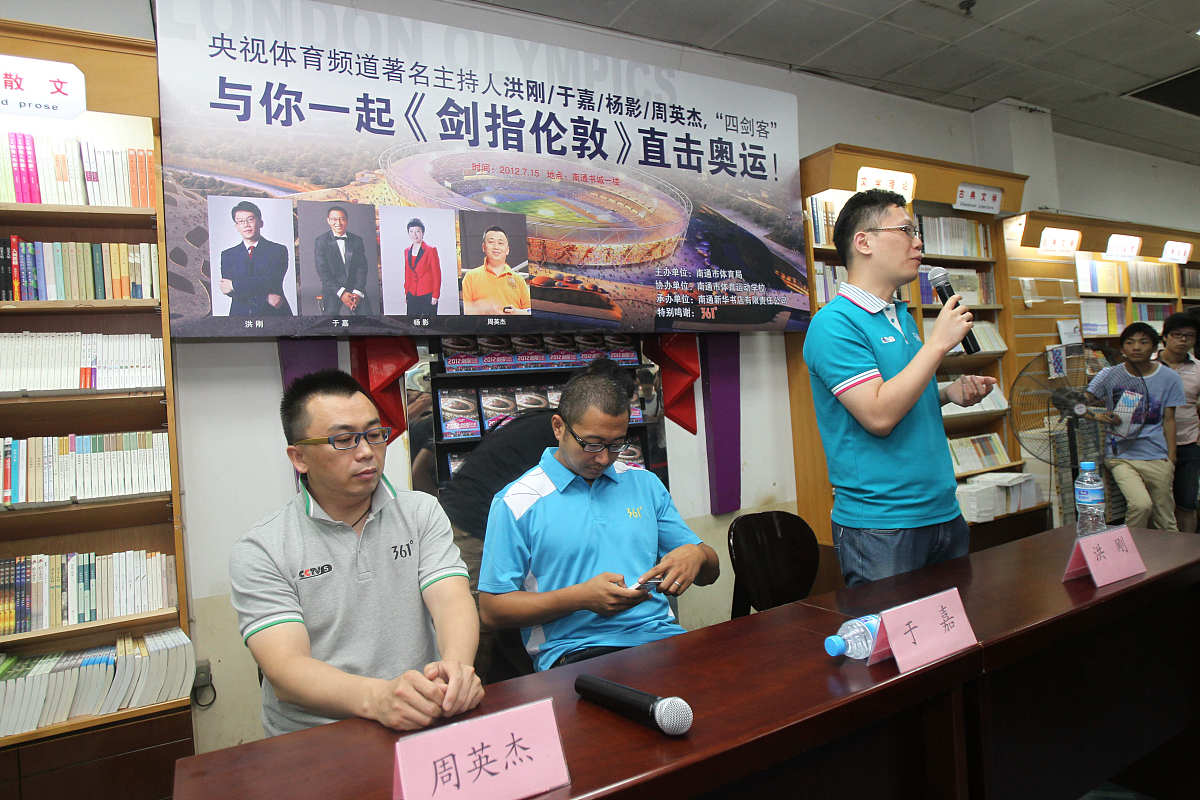 正在接触一个女生 朋友介绍认识的 服装店上班的 见过两次面 第一次见面买件衣服帮个小忙 第二见面朋友约我耍然后去见她 我还专门弄了个头发 和朋玩一会我又跟她带好吃去 都在聊天 但是她的回复不热情 但是还是回应我 今天我又跟她点了外卖 她说她都不好意思 怎么回复 帮帮我
