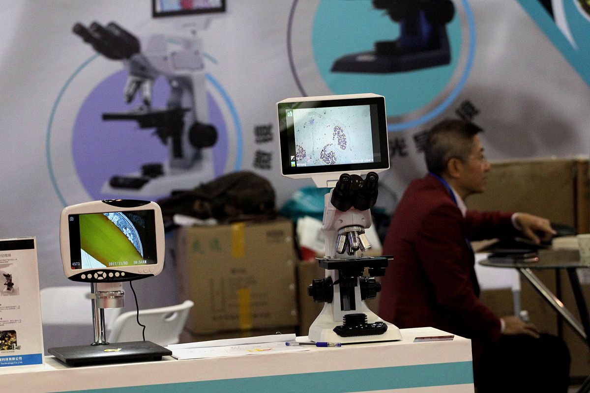 写一篇题目为《人工智能辅助下的盲童运动控制》的硕士论文