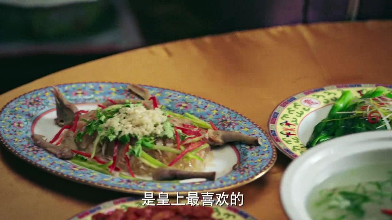 深夜真的不适合看如懿传,这满桌子颜色鲜艳的菜都能让人看饿了