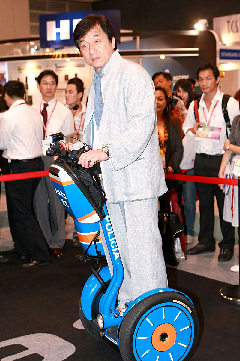 2008年6月4日,香港,成龙出席其代理的segway电动车推介活动.+++_+++成