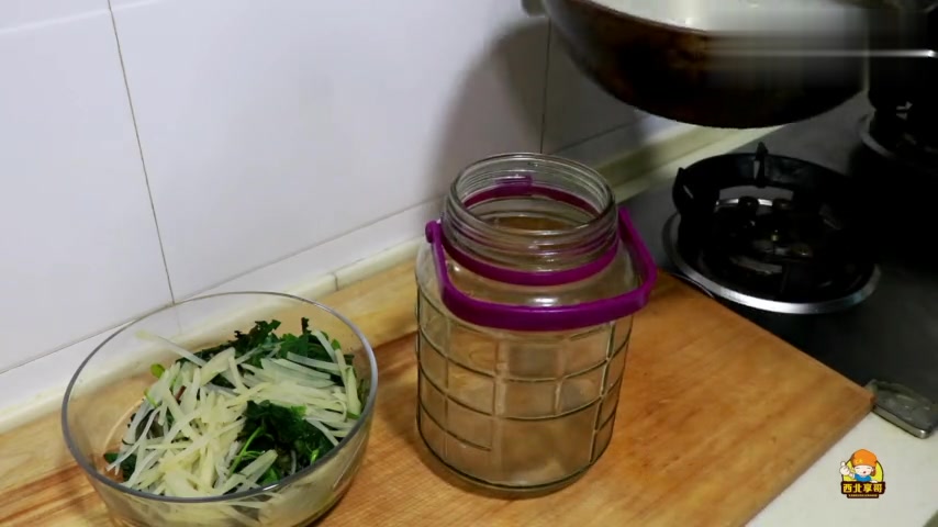 西北小伙用野菜做浆水,清热解毒又酸爽,方法超简单1分钟就学会