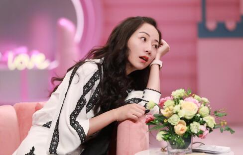 韩雪机场遇粉丝当场向她求婚,她脱口而出9个字