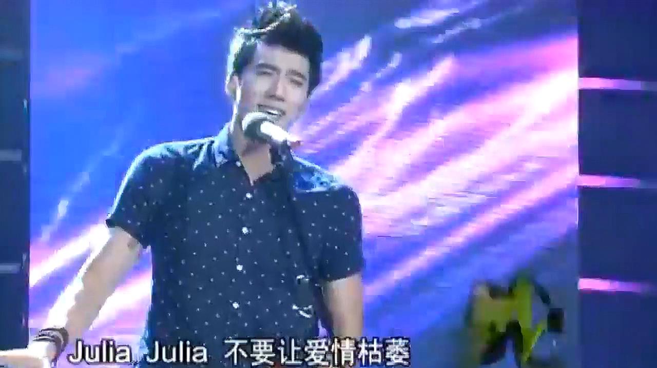 [图]帅哥演唱一首《Julia》,高亢歌声让人无法抗拒,好听至极!