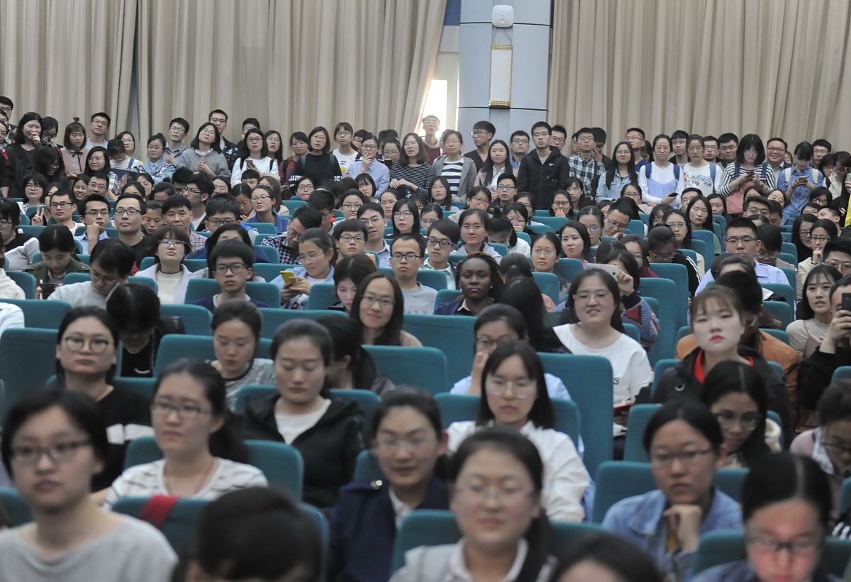 走道的长度：走道的长度主要是根据建筑物的使用要求、平面布局以及防火和采光等要求确定的走道的采光和通风单固走道可直接采光，易获得较好的采光通风效果。中间走道的采光和通风较差，常用的解决方法有走道两端开宙宜接采光;利用门厅、过厅及开敞的楼梯间和房间来采光道两刨壤上开高宙及门上设亮子来解决采光和通风问题。改写这段话查重率低于20%