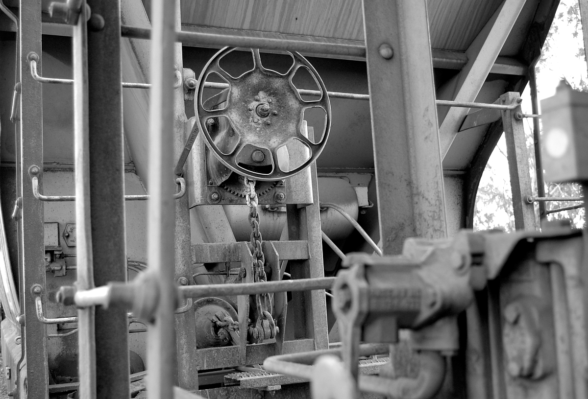 写一篇关于一种振动技术应用在电梯制动器故障诊断监测装置实用新型专利的撰写