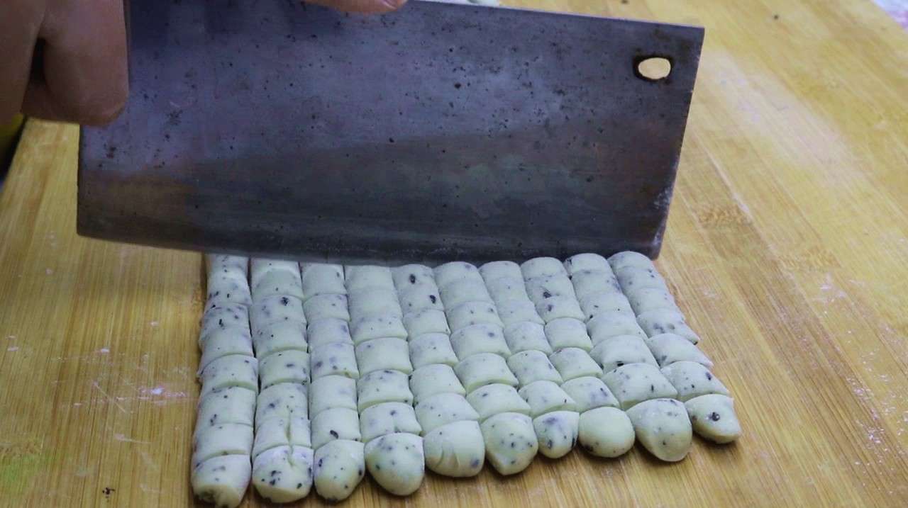 1碗面粉加1勺芝麻,不烤不煎不油炸,咬一口酥酥脆脆,上桌一扫光