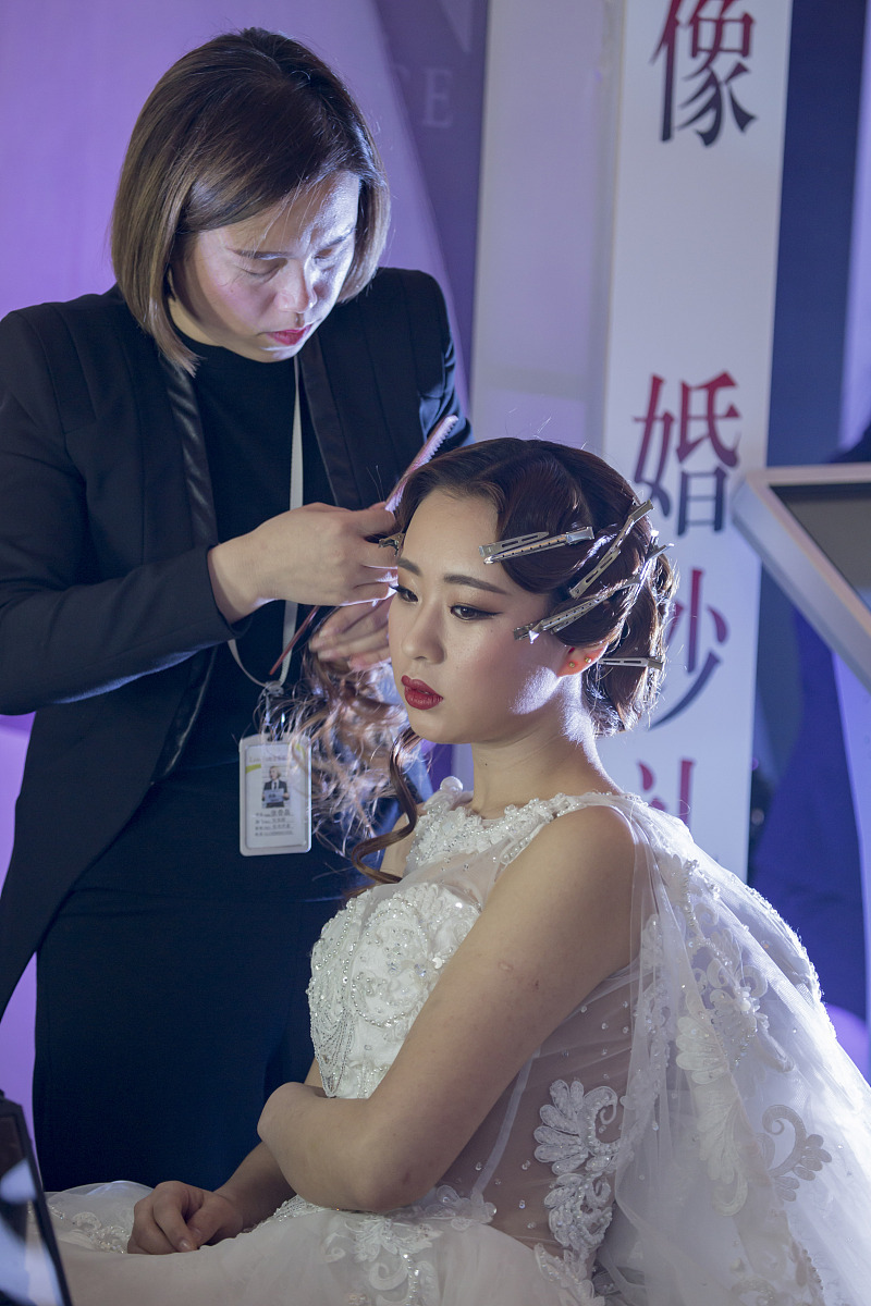 给我一篇关于学化妆去学校还是店里？欧曼谛化妆学校好的500字文章