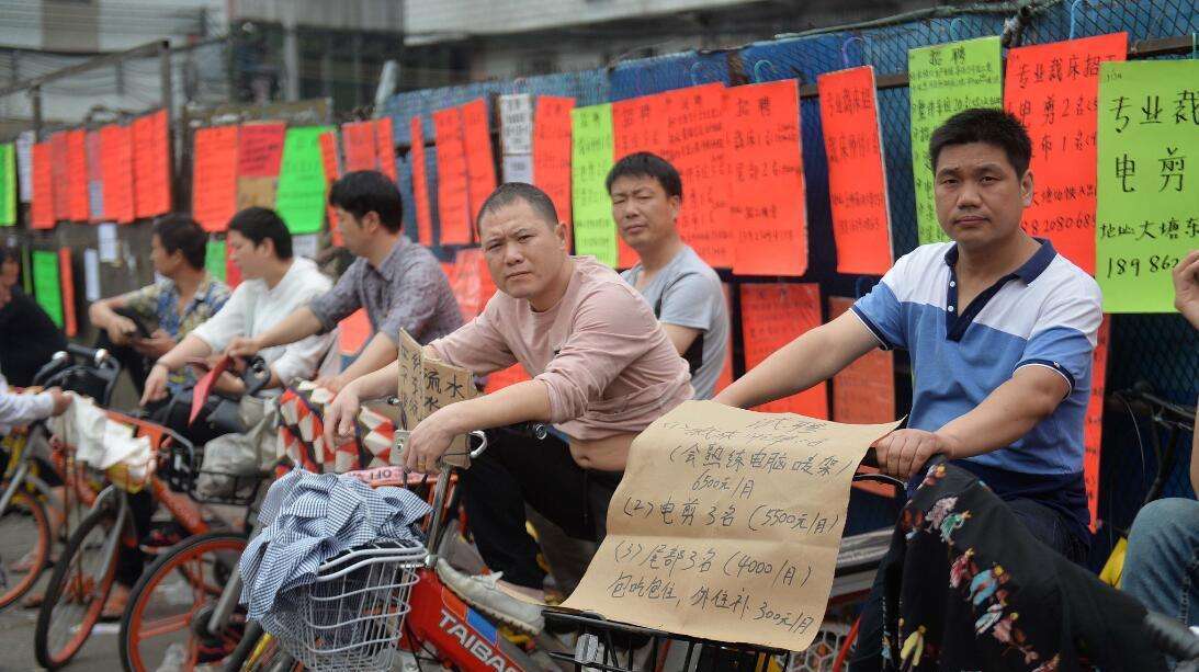 实拍东莞东城桑园广场怪现象,招工的人比找工作的还多