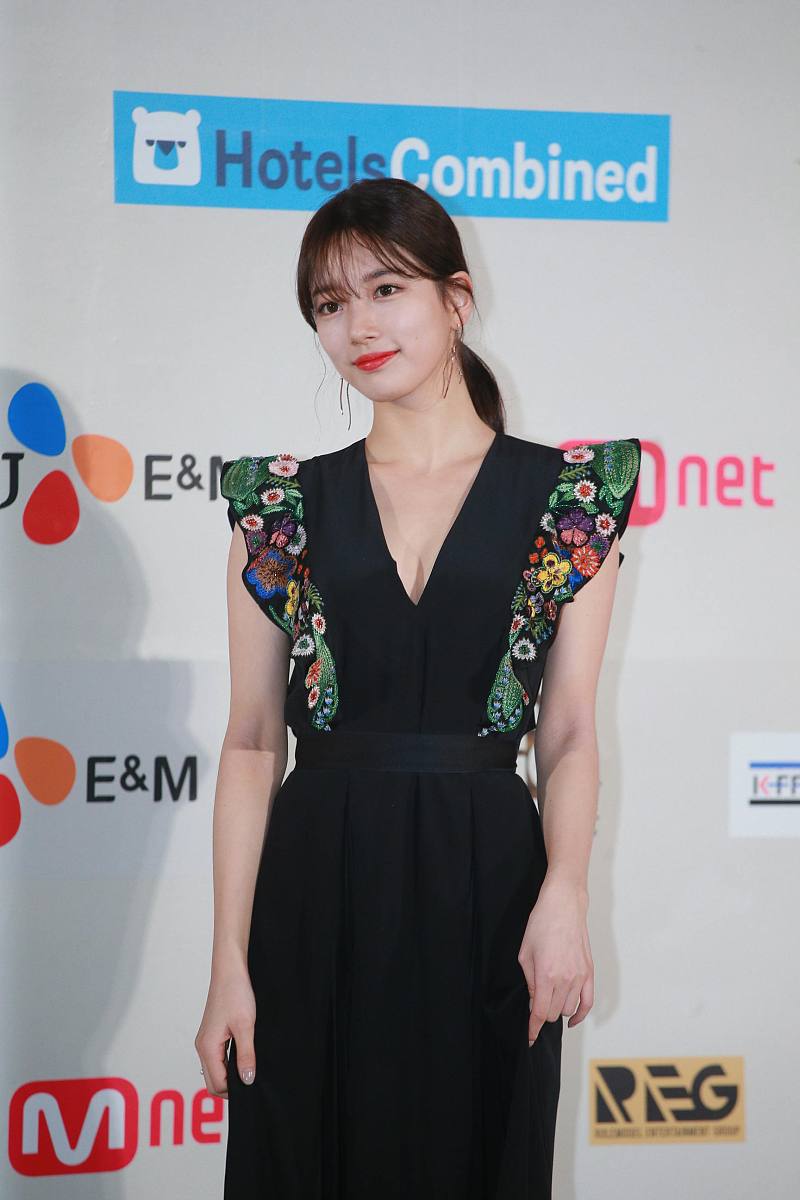 如何用中文词汇形容衣服上的装饰物很少但是衣服颜色很鲜艳？