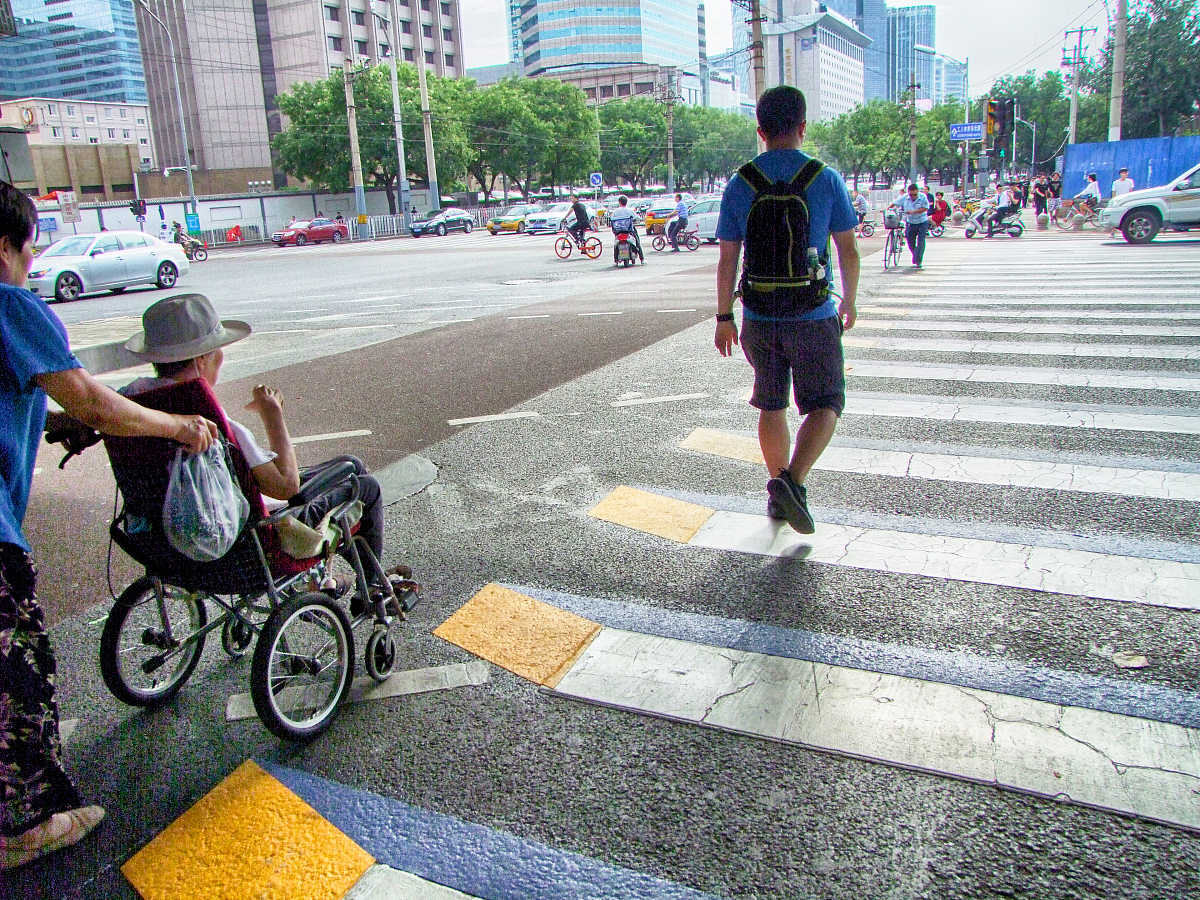 老人斑马线安全：忘记关水龙头和过马路时的困惑