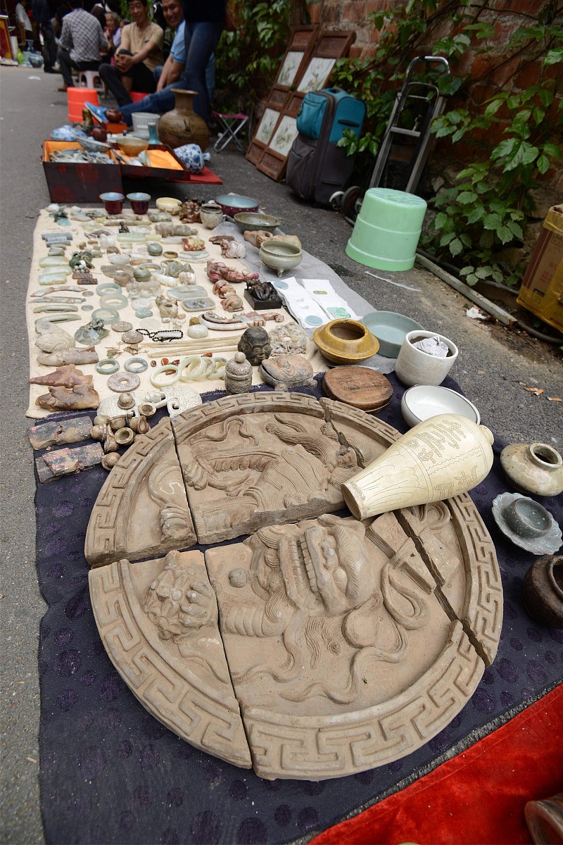 2015年3月29日,南宁市唐山路上的古玩"淘宝街"异常热闹.在"淘宝街"里,