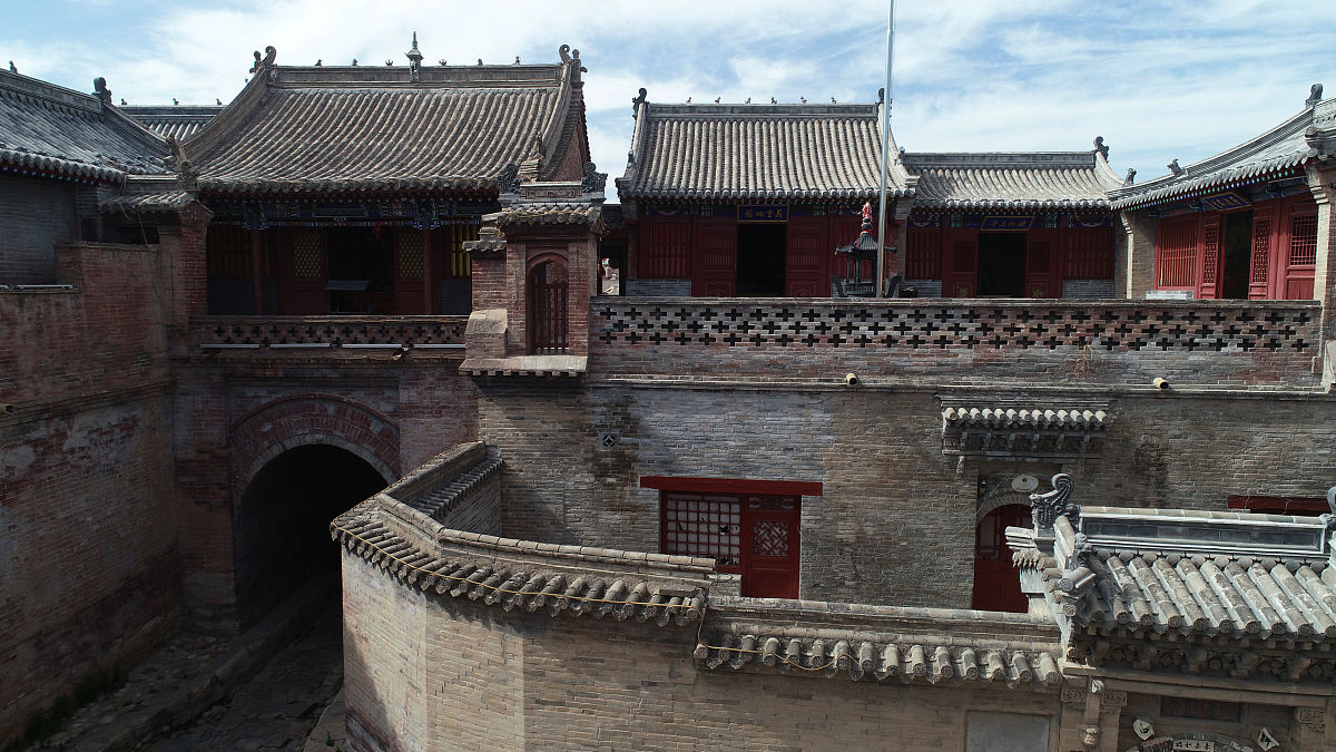 降重
在设计招标文件要求中，建设单位应对设计单位的企业资质、拟派设计人员资格、投标报价以及万案的经济合理性进行综合评估选择。在满足建设
要求和设计功能的双重要求下，应把设计的经济性纳入评标的重要控制条件，以便更好地控制工程投资。建设单位要对整个设计阶段尽量采用公开招标
形式，引入竞争机制。