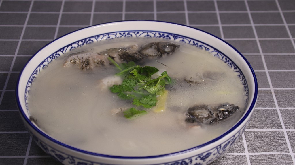 炖鱼汤时,有人加热水有人加凉水,做错这一步,鱼汤不白有腥味