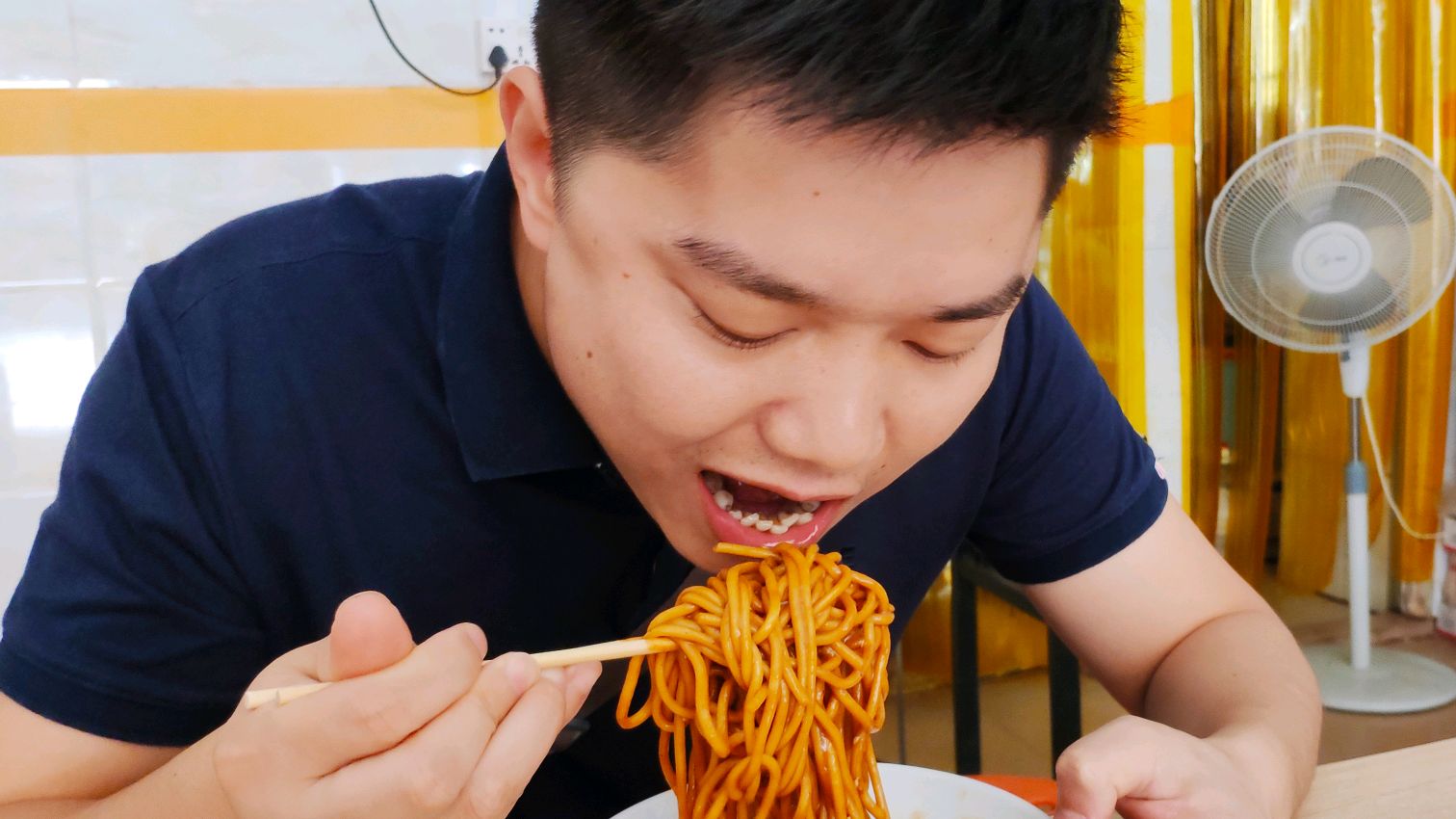 湖北打工小伙在深圳,想吃老家的热干面了,网购一包蔡林记解解馋