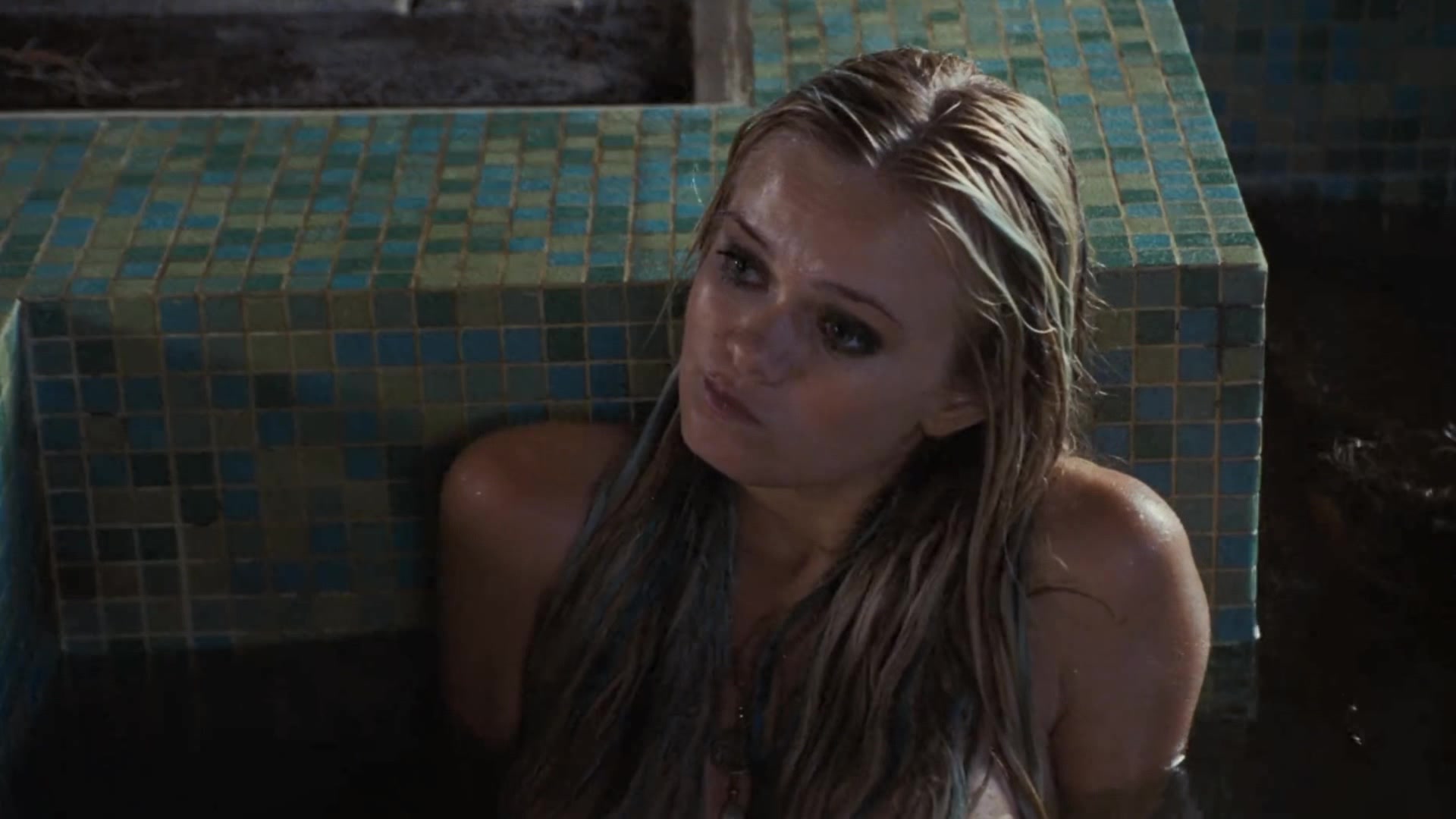 美人鱼让小女孩大吃一惊,一摸鱼鳞竟然如此的滑,她竟然能飞跃!