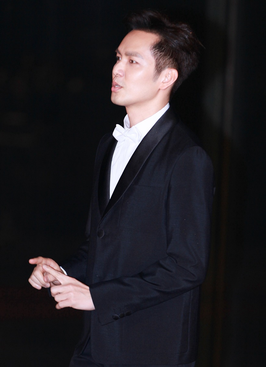 一家三口人三人年龄之和是72岁妈妈和爸爸同岁妈妈的年龄是孩子的4倍孩子的年龄最小三人各是多少岁