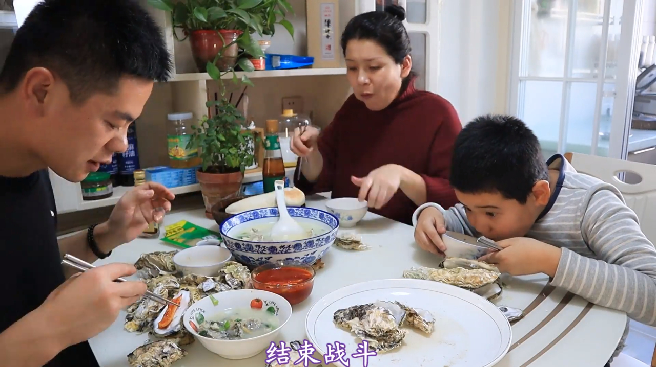 一盆逛鱼炖豆腐汤,一盘海蛎子蘸辣根,小闹喝白酒吃海蛎子真刺激