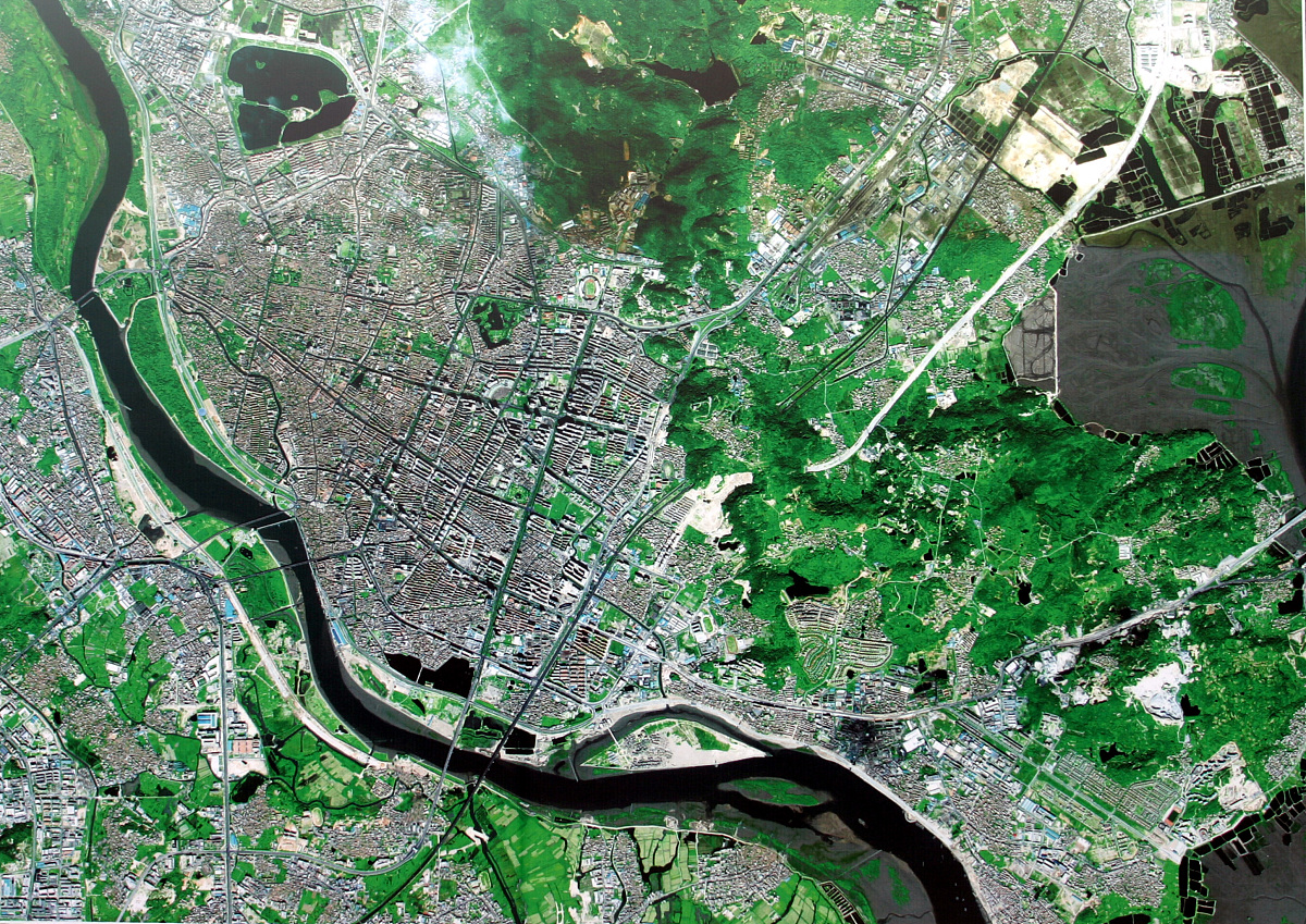 改写‘随着遥感技术水平的不断提高卫星的空间和时间分辨率、重访率及精度稳步提升遥感卫星功能日趋强大。在满足原有遥感卫星应用需求的基础上卫星遥感及空间信息服务能力的提升促使地理信息资源开发利用的社会认知度不断提高社会需求更加旺盛。不仅如此随着遥感卫星数据越来越丰富其成本也大幅降低促进应用和产业更新迭代不断加快。如今遥感卫星的用户群体从以政府为主转向政府、企业和大众并重规模不断扩大为商业遥感卫星行业奠定