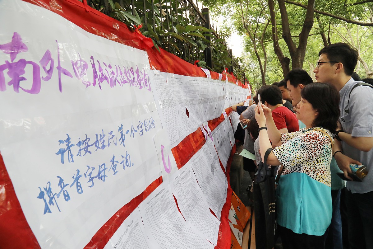 你现在是赤峰2023年小升初考试命题组组长现在要求你提出5个小升初语文作文和英语作文